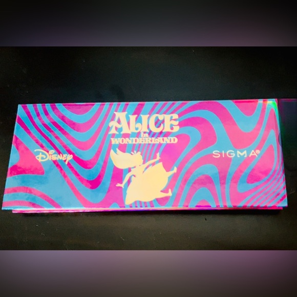 Disney Alice Wonderland Limited Edition Eye Shadow Pallet. - Picture 1 of 4